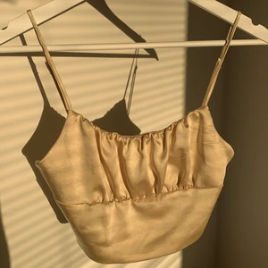 Topp - Jätte snygg topp från zara använt vid 1 tillfällen som ny, den är lite guld färgad storlek s
