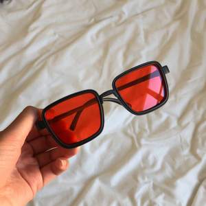 Trendiga solglasögon med röd/orange färgat glas! Har använt dessa en gång. Kan fraktas eller mötas upp!