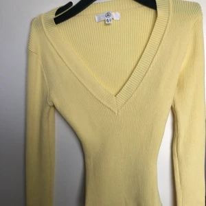 Gul body från missguided  - Body som endast är använd 2 gånger så den är som ny. Köpt för 299 kr säljer för 110