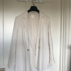 Off white blazer strl M - Blazer från HM, endast använd en gång. Supersnygg! Men för liten för mig.