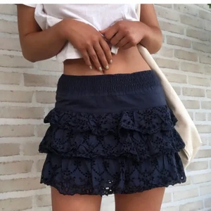 Kjol - En superfin volangkjol jag köpte här på plick men som tyvärr inte passade mig❤️ så fin! Bilderna är lånade av förra säljaren 