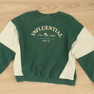 Sweatshirt  - Jättefin sweatshirt från pull & bear som jag tyvärr måste sälja då den är för liten på mig