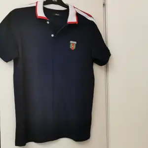 En mörkblå Gucci T-shirt. Gucci T-shirt gjord i Italien. T-shirten har används ett par gånger men inte mycket. Den har storleken L och märket GUCCI på ärmen och på bröstet. 