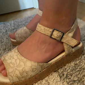 Fina blommönstrat sandaler  - Fina blommönstrat sandaler att ha en varm sommardag. frakt ingår. Tvättar såklart lite extra innan frakt.