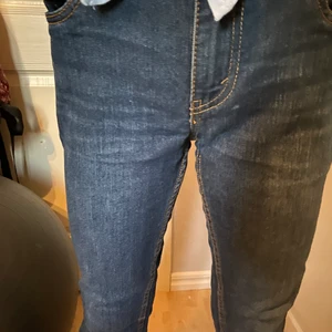 Blå Levisjeans - Blåa levisjeans i storlek för 13-14 år. frakt ingår. Tvättar såklart innan frakt.
