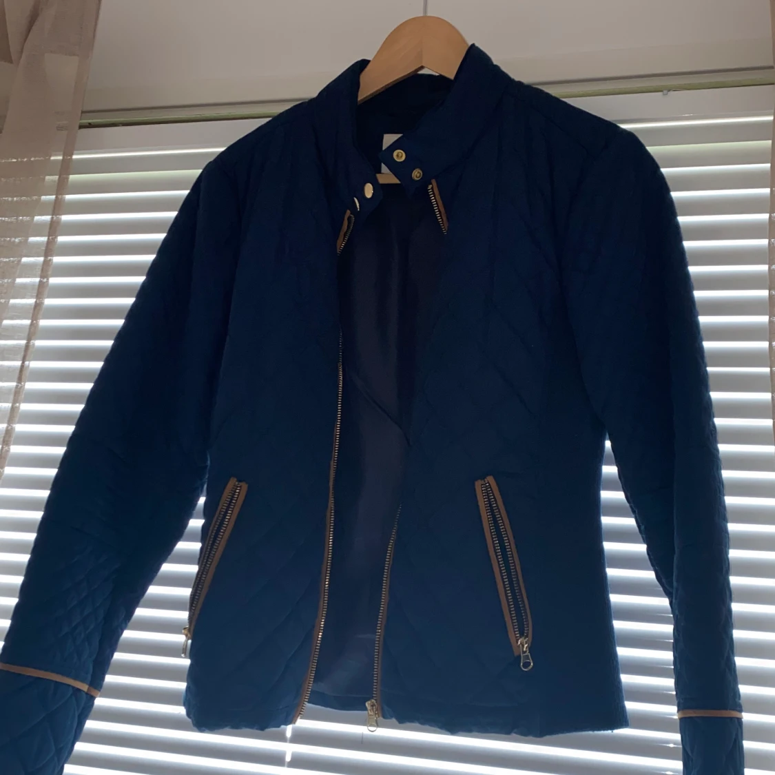 Marinblå vår/höst jacka med bruna och guldiga detaljer, så gott som ny i storlek M  - 90