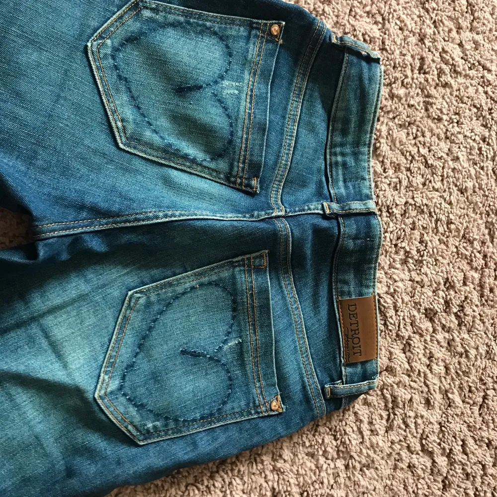 Lågmidjade utsvängda jeans från Lindex med hjärtan på bakfickorna💗 stretchiga och väldigt bekväma✨ passar xs. Jeans & Byxor.