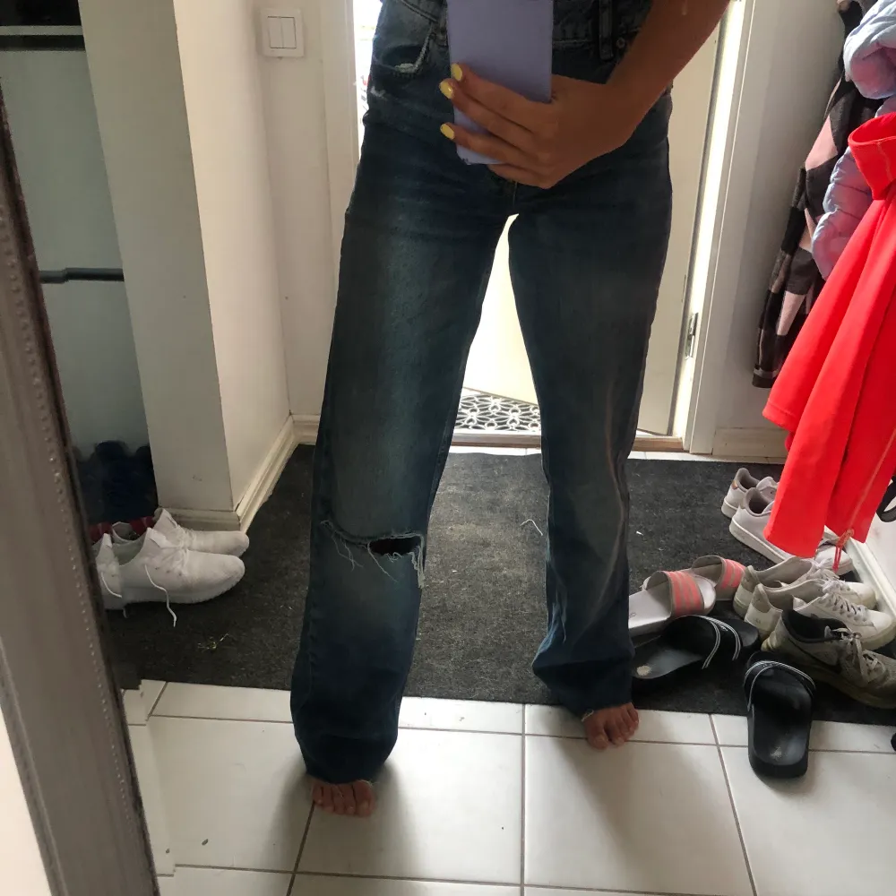 Ett par lågmidjade jeans med snyggt hål, från zara💕. Jeans & Byxor.