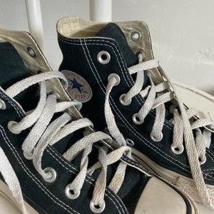 Svarta converse strl 35 (36) - Ett par svarta converse i strl 35 (passar strl 36) Köpta här på Plick men tyvärr för små :( Skicket är bra men dom är lite smutsiga vilket 100% går bort om man tvättar dom ❤️‍🔥 Hör av er för mer info eller lägg ett bud