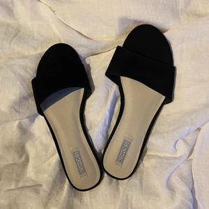 Skor - Slipons från Nelly, storlek 37. Använd ett par gånger så är i nyskick. Köpare står för frakten.