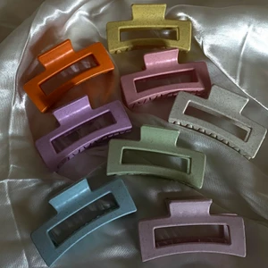 Pastell färgade hårklämmor💗💜🤍💛💚💙🧡 - Super söt och fina hårklämmor i pastellfärger🤩               49kr/st + frakt💜💜fraktar med frimärken💜Många intresserade av en färg? Möjligtvis budgivning på den💕
