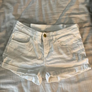 Vita Jeans shorts - Från HM ungefär storlek 34