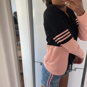 Addidas tjocktröja rosa - En addidas tjocktröja +luva med färger rosa och svart. Storleken S men är för liten för mig så passar lika bra som Xs