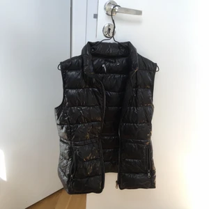 Svart väst - Från New Yorker. Vet inte storleken (tagit bort lappen) men skulle tippa  S/M. 