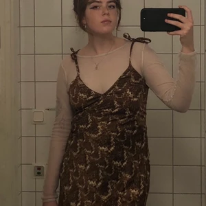 Klänning  - En fin klänning från monki i ett ”glansigt” material 