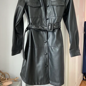 NAKD Klänning  - Läderklänning från NAKD, avtagbart bälte. 