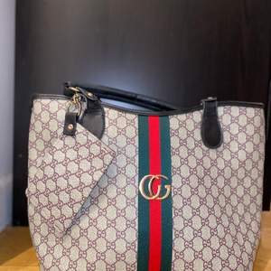 Säljer denna fina Gucci väska (fake). Aldrig använd och är i jättebra skick. Pris 599 men kan diskuteras vid snabb affär🌸