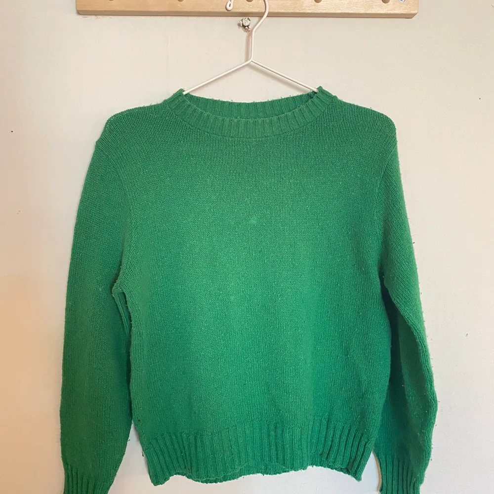 Vintage grön stickad tröja. Vårig och härlig. Finns ingen benämning på material eller storlek men skulle gissa storlek XS-S. Fint skick men lite nopprig.. Stickat.