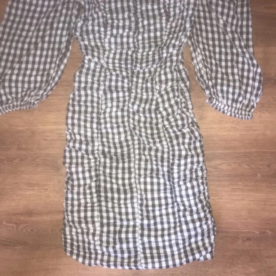 Of shoulder klänning  prislappen kvar 150 med frakt inräknat  - 90