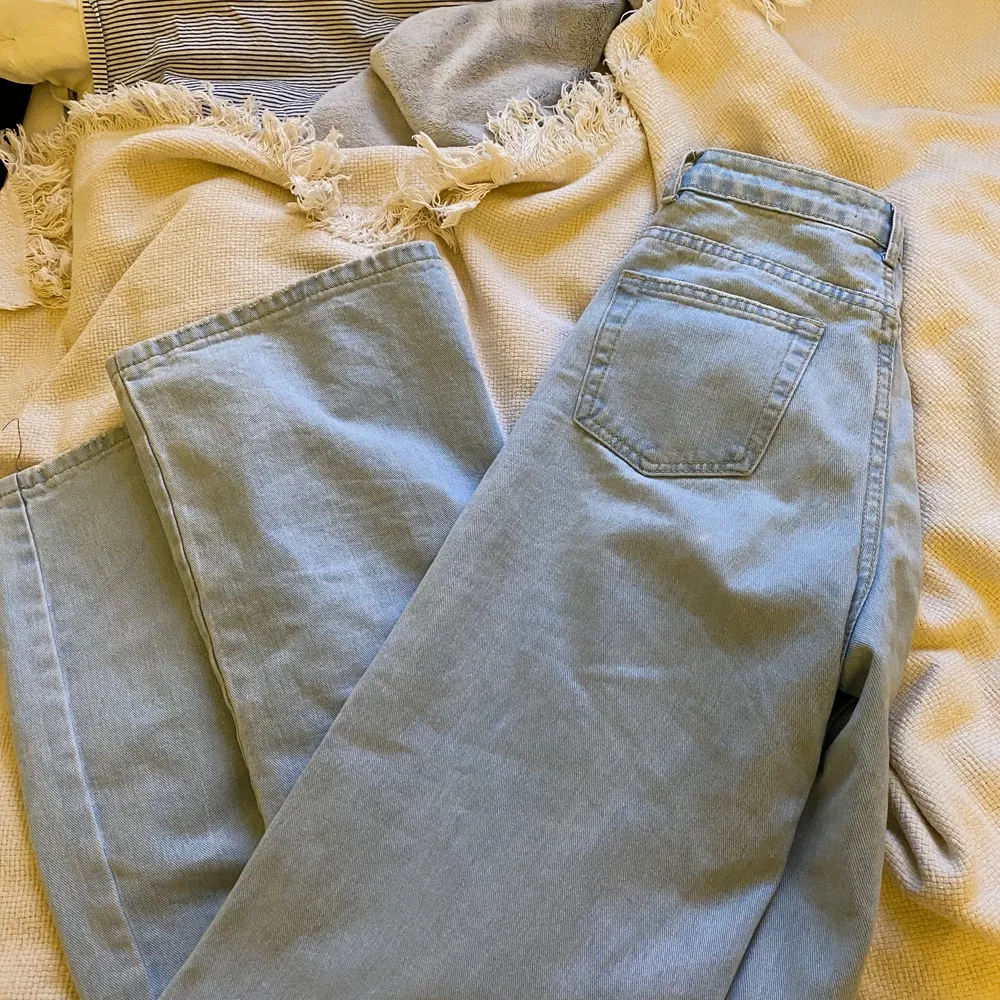 Snygga jeans från missguided! Sparsamt använda då de är lite för små för mig. Köpare står för frakten. Skriv för fler bilder! 💗. Jeans & Byxor.