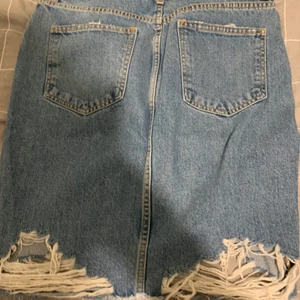 Blå jeans kjol - Använt 1 gång tidigare, köpt på Gina. Ljusblå storlek 38 passar dig som använder 36 också. 
