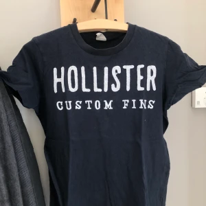T-shirt  - T-shirt från hollister