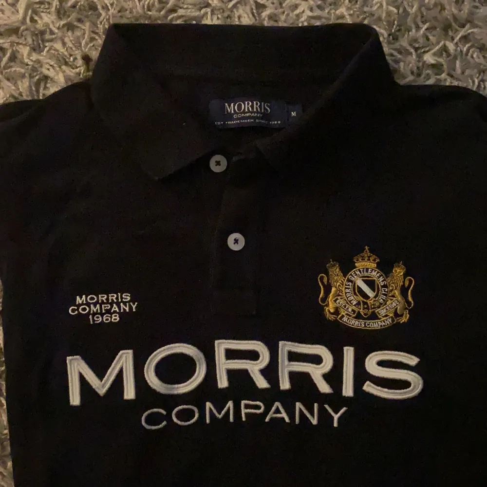Snygg svart piké från Morris. T-shirts.
