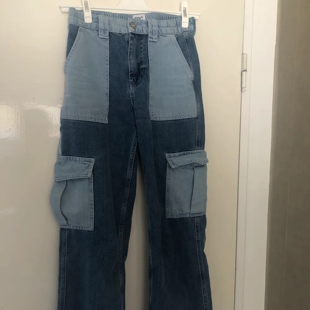 Säljer dessa svinsnygga jeans från urban outfitters eftersom de inte kommer till användning! Knappt använda, passar mig som brukar ha W26 i jeans! Frakt tillkommer🥰. Jeans & Byxor.