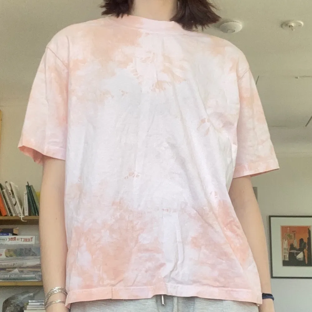 Ljusrosa batik t-shirt från Weekday. Snygg passform med ganska hög halsrigning!. T-shirts.