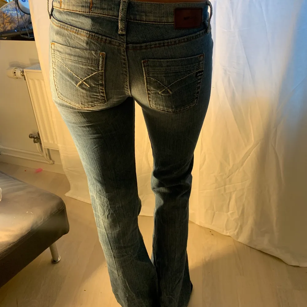 Oanvända ljusa bootcutjeans från GAS med lappen kvar där bak. Dom är i storlek 25 men är något små i storleken. Passar mig som är 170 i längden dock:) . Jeans & Byxor.