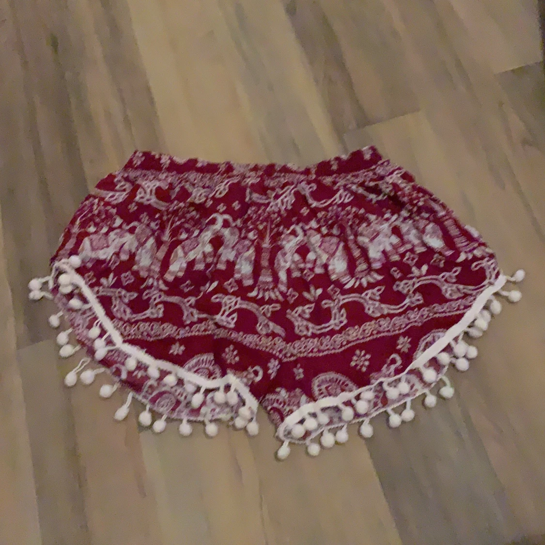 Röda shorts med tryck och detaljer nertill