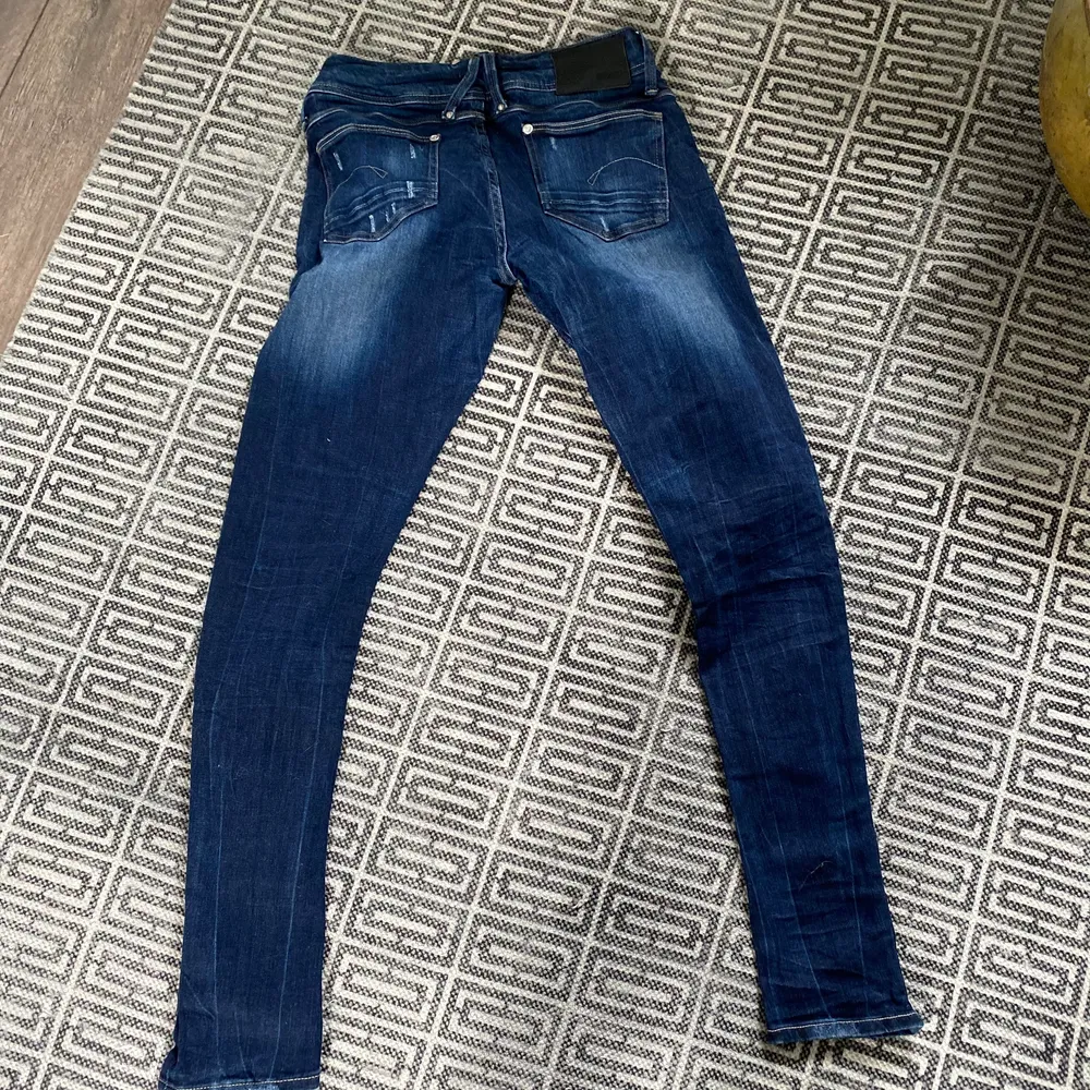 Mörkare jeans, snyggt slitna. Låg midja.. Jeans & Byxor.