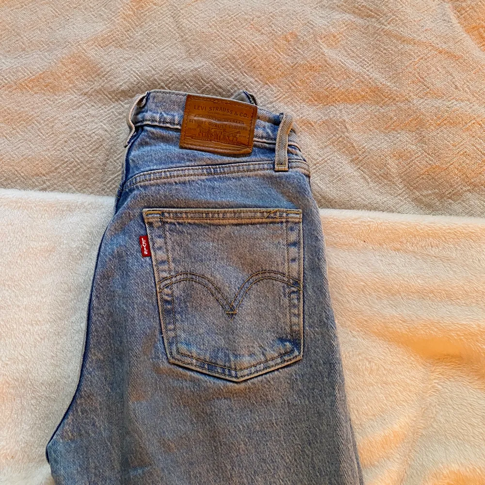Skit snygga raka Levis jeans i bra skick. Strlk w24 och passar mig som brukar ha s/ 34 i jeans.💗 säljer pga att jag har fått ett par nya😝 Buda i kommentarerna!💖 köparen står för frakt.. Jeans & Byxor.