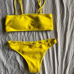 Jättegullig gul bikini. Är såklart väl tvättad. Padding o strapsen går att ta av. Gott skick, inga fläckar. Frakt 45kr