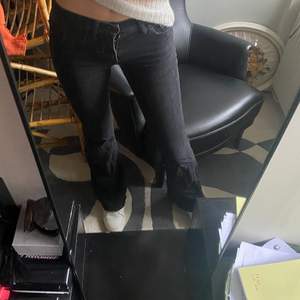 Ett par lågmidjade bootcut jeans från Ralph Lauren köpta förra året men sällan använda och därmed ska de få hitta ett nytt hem😇 Stl 25 men lite små i storleken. Så snygga och håller formen när man använder dem. Nypris 1599! Sitter snyggt och formar kroppen bra🤘🏼