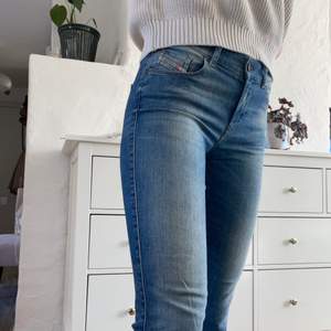 Snygga ljusblåa jeans från disel, storlek S