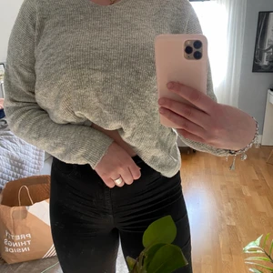 Stickad grå tröja - Jag säljer denna gulliga v-ringade tröjan, använts fåtal gånger. Den kommer från ett rökfritt hem och tvättas alltid innan den skickas och har du fler frågor är de bara att höra av dig.