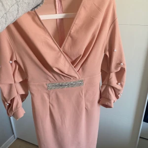 Klänning - Fin klänning använd 1 gång. Stl XS men passar S med. Dragkedja i ryggen som inte syns.