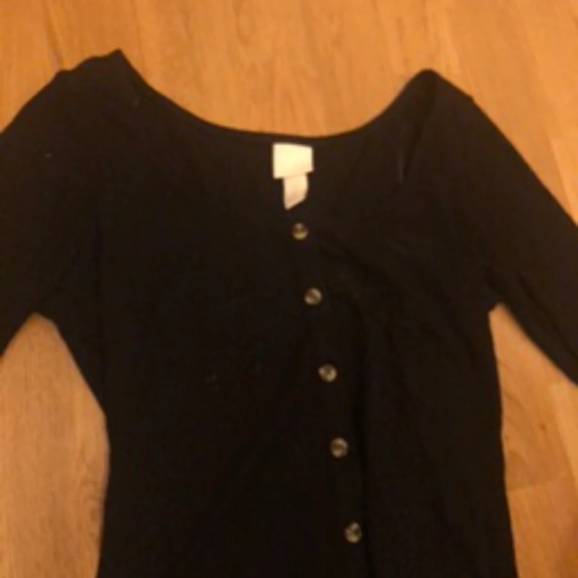 SVART TRÖJA MED SNYGG RINGNING & KNAPPAR