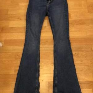 Jätte fina utsvängda jeans från lager 157 i stl xs men passar även s då dom är stretchiga. Säljer då dom aldrig kommer till användning. Dom är en fin mörkblå färg och är i bra kvalite. Jag är ca 158 cm och byxorna är smått långa skulle passa perfekt på någon som är ca 160 cm lång