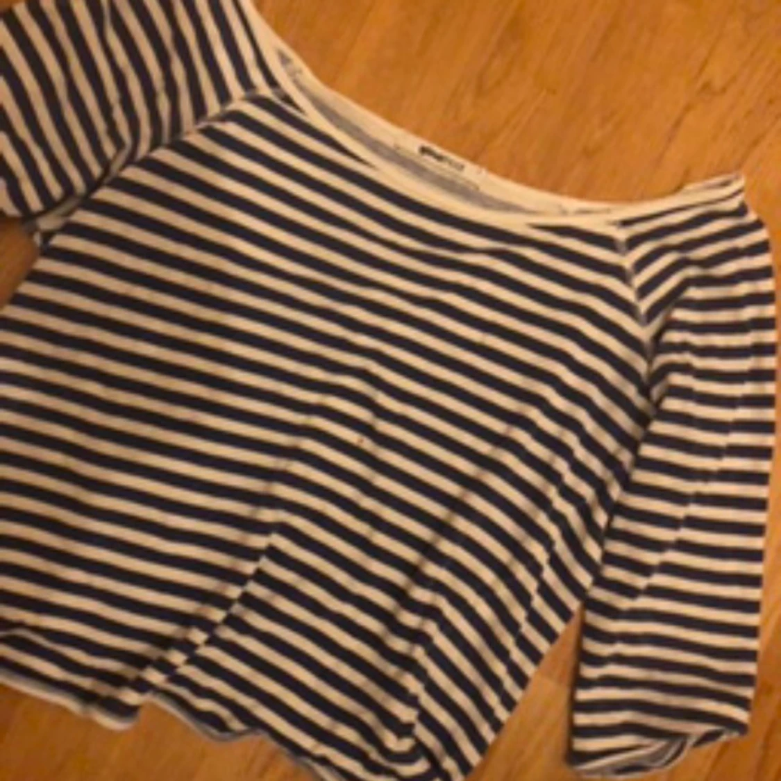 SNYGG RANDIG OFF-SHOULDER TRÖJA!