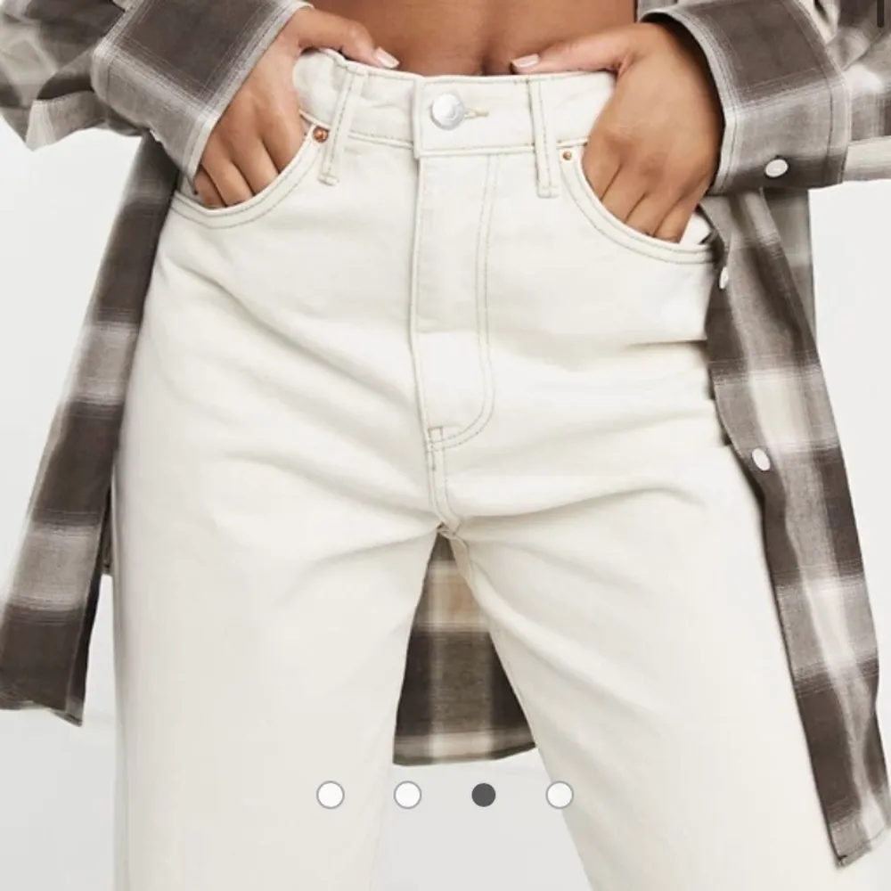 Vida oanvända jeans köpta från asos med prislapp kvar. Slutsålda på hemsidan. Storlek 36 (modellen bär storlek 36). Jeans & Byxor.