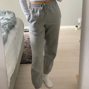 Grå mjukisbyxor i strl S - Mjukisbyxor från Bohoo i strl S, använda extremt fåtal gånger, supersköna och lite overzise känsla, knytning i midjan så de passar bra, jag är 171, köparen står för frakt:)