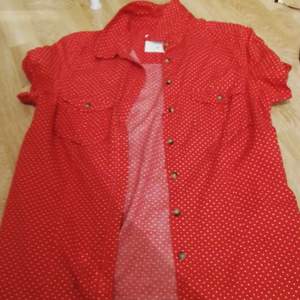 En röd prickig skjorta. Jätte gullig, säljer den för jag inte använder den så mycket. 