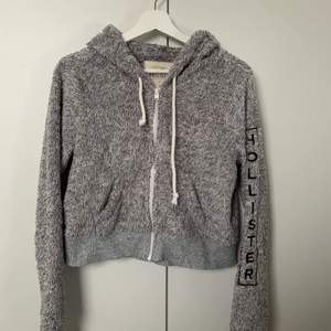 Säljer nu min fluffiga hoodie från Hollister. Jättemysig hoodie och skön att gå runt i hemma. Säljer då den inte kommer till användning. Köparen står för frakten.😊