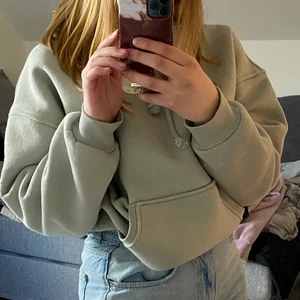 Hoodie - En superfin ljusgrön hoodie från BikBok som aldrig kommer till använding. Strl XS men den sitter oversized så passar upp till M skulle jag säga. Jag har klippt av lappen i nacken då den kliade 🥰