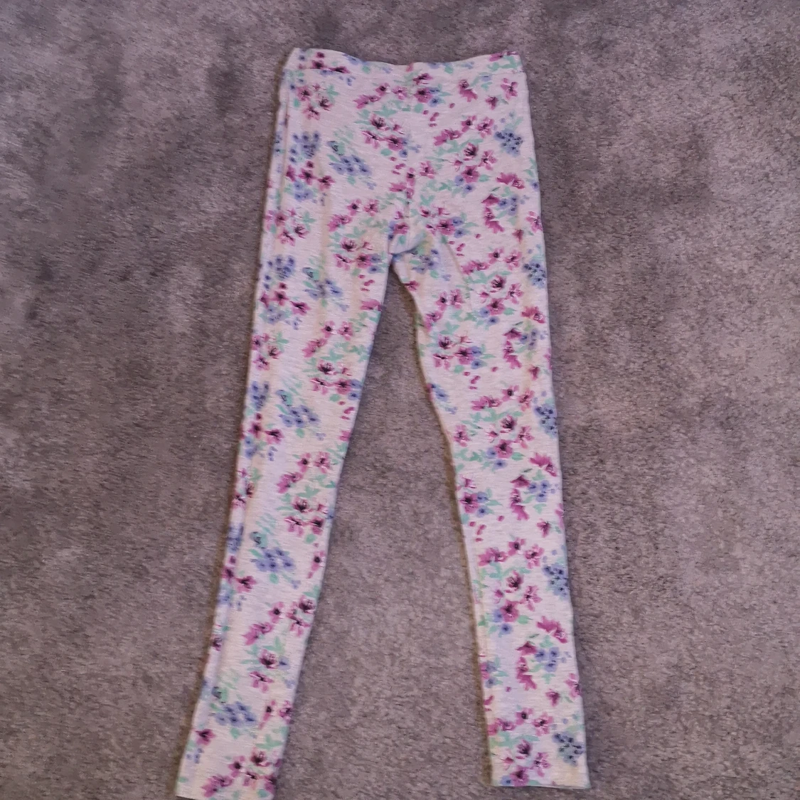 Grå thights med blå och lila blommor