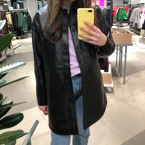 Skinnkappa  - Skinnkappa i fake läder från nakd, den är knappt använd och i fint skick, skriv vid intresse❤️