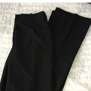 Kostymbyxor - Säljer mina snygga kostymbyxor i strl xs, från New look. Byxorna har tight passform o sitter fint på rumpan, vid benen e dom lite lösare. Frakt tillkommer!