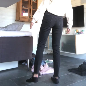 Jeans från Zara - Stl.36, från Zara. Frakten betalar jag.